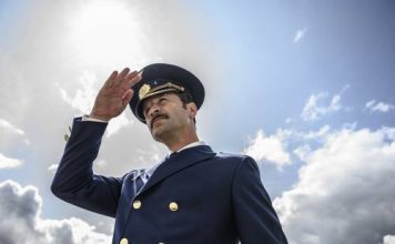 Настоящих друзей не бросают: овчарка ждет хозяина на взлетной полосе