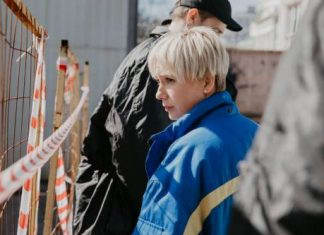 «Зло оно ведь документов боится»: Чулпан Хаматова и Тимофей Трибунцев в эксклюзивном отрывке фильма «Доктор Лиза»