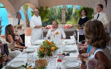 «Достать ножи» по-французски: Кристиан Клавье расследует убийство в трейлере фильма «Тайна Сен-Тропе»