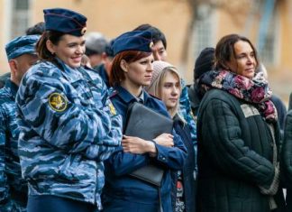 Анна Михалкова заставляет заключённых петь детскую песню в эксклюзивном отрывке сериала «Исправление и наказание»