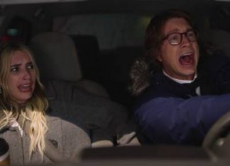 Эмма Робертс находит голого Томаса Манна в своей постели в эксклюзивном отрывке фильма «Ирония судьбы в Голливуде»