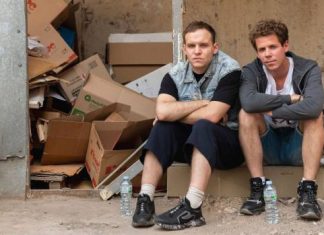 Данил Стеклов и Филипп Ершов отрабатывают карму в трейлере сериала «Грузчики»